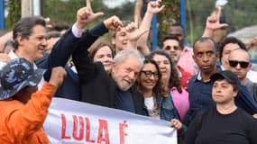 L'ancien président Lula à sa sortie de prison à Curitiba ce vendredi 8 novembre.