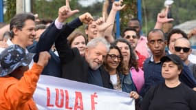 L'ancien président Lula à sa sortie de prison à Curitiba ce vendredi 8 novembre.