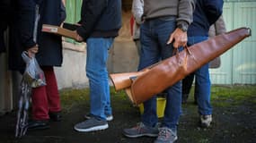 Dépôt d'armes à Lisle-sur-Tarn le 28 novembre 2022 lors de l'opération nationale d'abandon - ou d'enregistrement - d'armes illégales, coordonnée par le ministère de l'Intérieur qui dure jusqu'au 2 décembre (illustration)