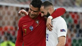 Les attaquants Cristiano Ronaldo et Karim Benzema discutent à la fin de la 1ère mi-temps entre le Portugal et la France, lors de la 3e journée du groupe F à l'Euro 2020, le 23 juin 2021 à Budapest 