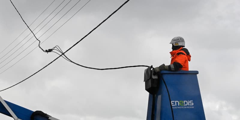 Un employé d'Enedis travaille sur des câbles électriques à Lanildut, dans le Finistère, le 2 novembre 2023, après le passage de la tempête Ciaran.