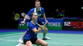 Delphine Delrue (au sol) et Thom Gicquel lors d'un tournoi en Angleterre en mars 2021