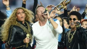 Beyoncé, Chris Martin et Bruno Mars sur scène lors du Super Bowl 50 entre les Panthers de Caroline et les Broncos de Denver, au stade Levi's à Santa Clara, en Californie