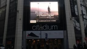 Bien que diffusée sur l'écran géant à l'entrée du magasin de sport parisien Citadium, cette publicité vantant la "puissance de la pensée sur le corps" aurait pu passer inaperçue