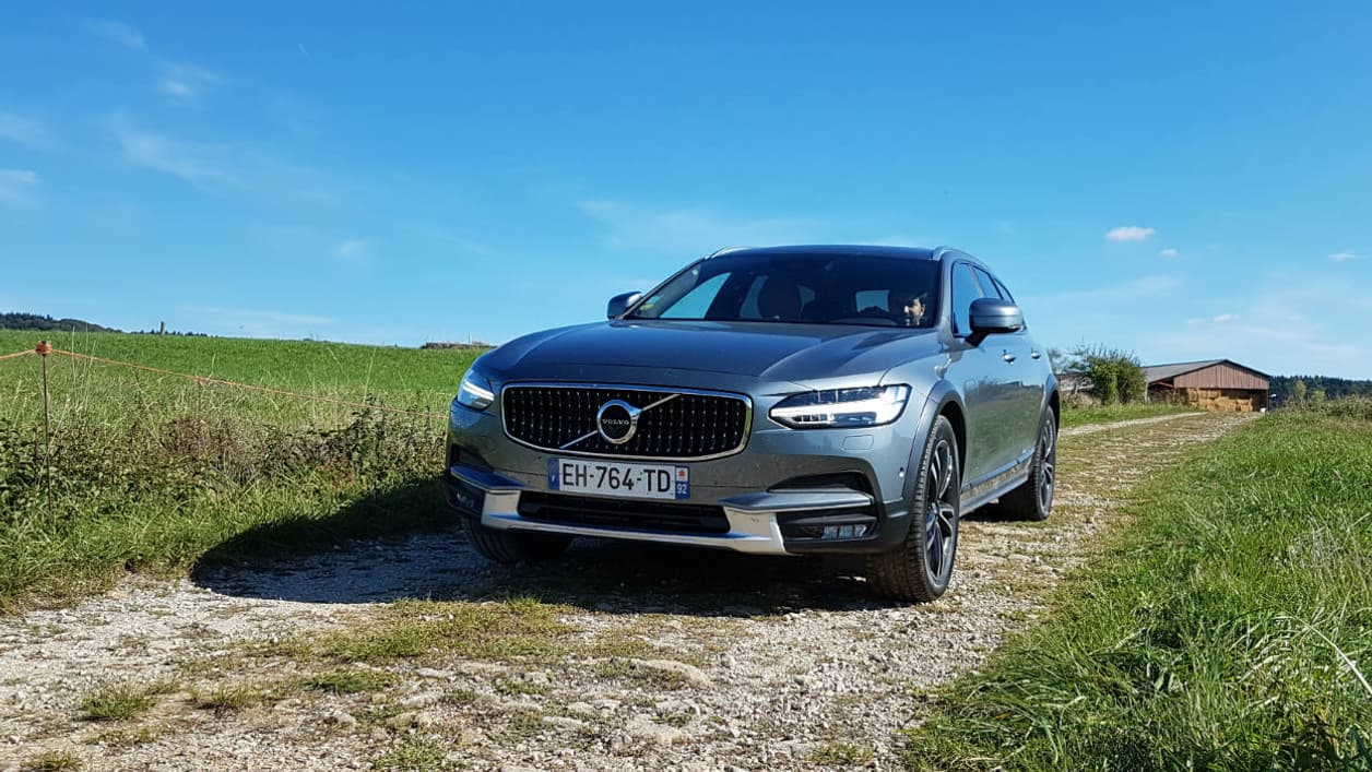 Si sur route le confort est au niveau du premium, la conduite sur piste non-goudronnée reste accessible à tous avec cette version Cross Country. Si sur route le confort est au niveau du premium, la conduite sur piste non-goudronnée reste accessible à tous avec cette version Cross Country.