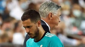 Le milieu de terrain belge du Real Madrid, Eden Hazard, croise son entraîneur italien Carlo Ancelotti, lors de son remplacement pendant le match de Liga, le 19 septembre 2021 à Valence 