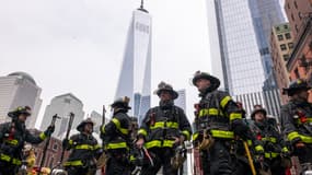 Des pompiers sécurisent le périmètre autour d'un gratte-ciel en feu le 20 mars 2024 à New York