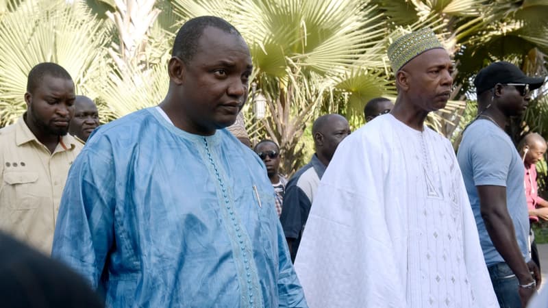 Adama Barrow (en bleu), le 13 décembre 2016. 