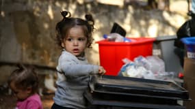 Des enfants déplacés jouent dans la cour d’une école transformée en abri pour les personnes fuyant les bombardements israéliens sur la région de Baalbek, dans la ville de Deir al-Ahmar, dans l’est du Liban, le 1er novembre 2024. (Photo d'illustration)