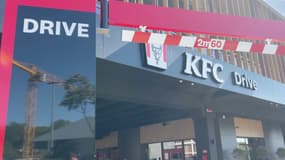 Avant l'ouverture du KFC à Manosque, les employés effectuent les derniers préparatifs. 