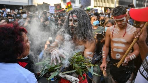 Des manifestants participent à une  cérémonie traditionnelle  abrigènes, pendant la manifestation contre le racisme à Sydney, le 6 juin 2020