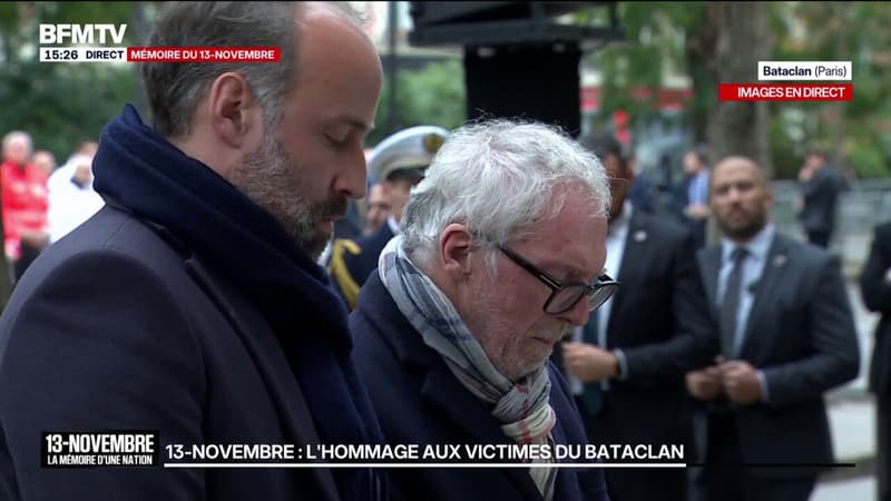 Commémorations du 13-Novembre: Les présidents des associations "13 one 15 fraternité et vérité" et "Life For Paris 13 novembre 2015" déposent une gerbe de fleurs à l'entrée du Bataclan