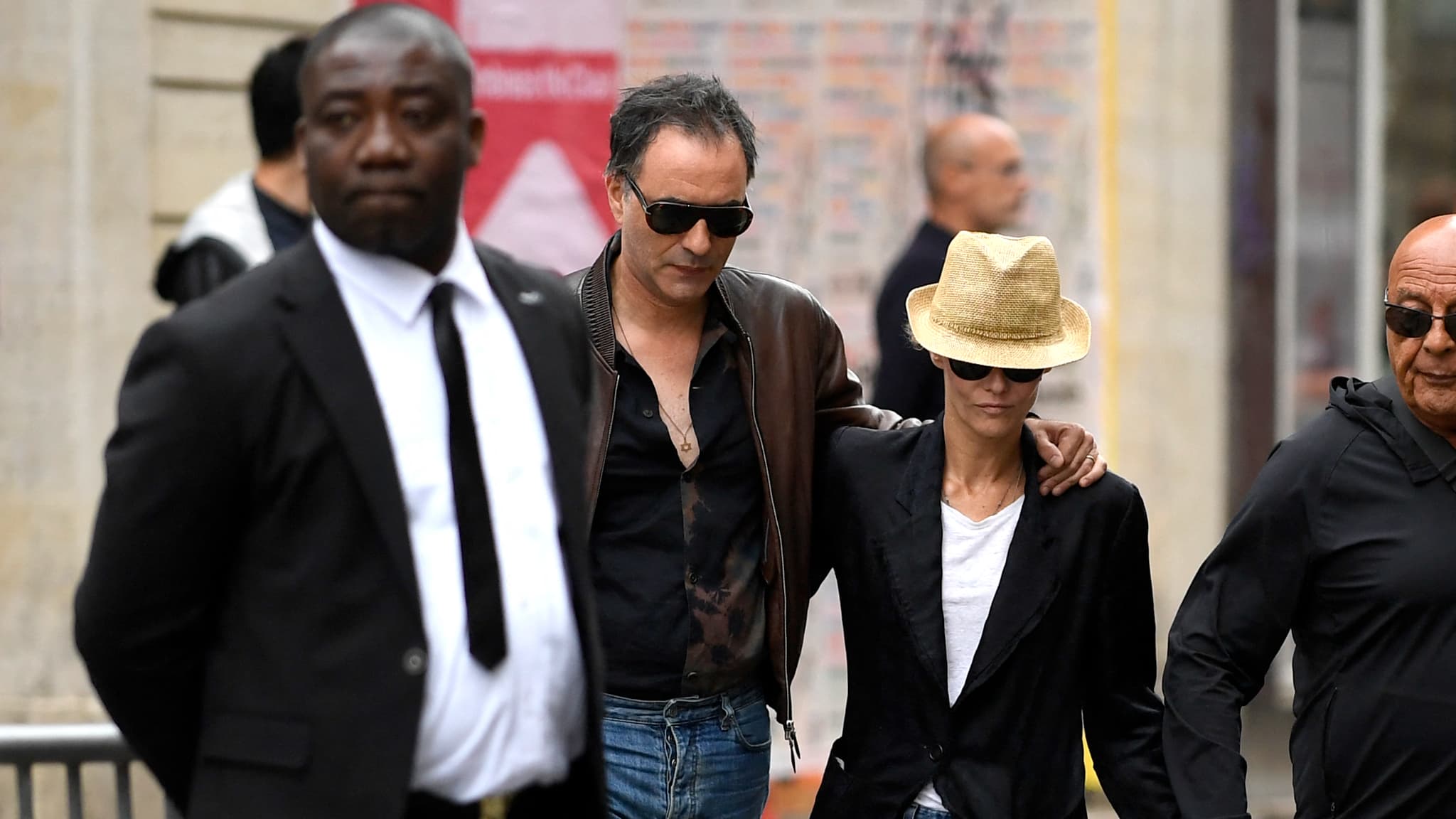 Vanessa Paradis et son époux Samuel Benchetrit arrivent aux obsèques de Jane Birkin, le 24 juillet 2023 à l'église Saint-Roch (Paris Ier)