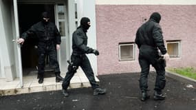 Des policiers du RAID dans une cité de Strasbourg, le 13 mai 2014. (photo d'illustration)