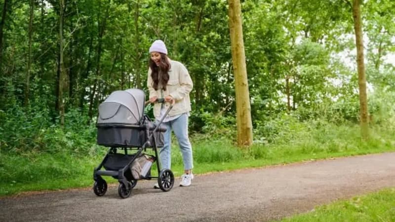Il n'est jamais trop tard pour saisir cette offre de dingue sur cette poussette pour bébé 3 en 1