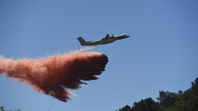 Un avion bombardier d'eau intervenant sur l'incendie dans les Cévennes, près de Bessèges, le 8 juillet 2022