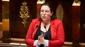 Cyrielle Chatelain, présidente du groupe Écologiste et Social à l'Assemblée nationale, devant l'hémicycle le 3 mars 2025.