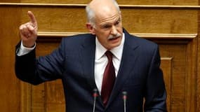 Le parlement grec a voté vendredi la confiance au gouvernement du Premier ministre George Papandréou, qui n'aura donc pas à convoquer d'élections anticipées. Dans son discours face au parlement prononcé peu avant le vote, il a appelé à la formation d'un g