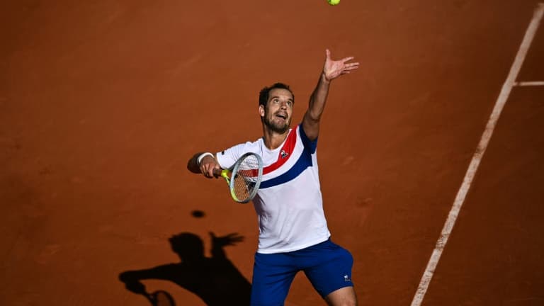 Le Français Richard Gasquet sert face à son compatriote Hugo Gaston, lors de leur match du 1er tour des Internationaux de France, le 1er juin 2021 au stade de Roland Garros à Paris