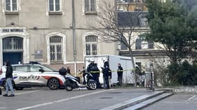 La place du Gros Caillou dans le 4e arrondissement de Lyon, au niveau de l'école maternelle devant laquelle un homme est mort après avoir été renversé par un camion le 6 janvier 2024.