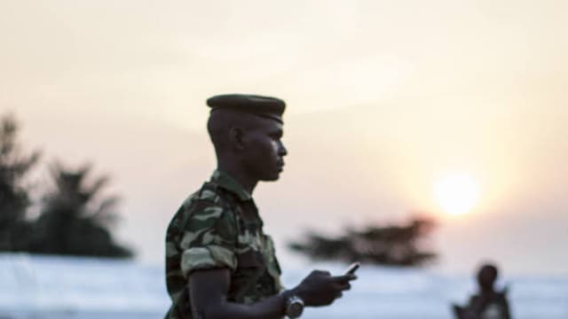 Des soldats burundais durant une patrouille, le 28 juin 2015, à Bujumbura. (Photo d'illustration)