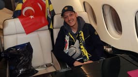 Mesut Özil dans l'avion pour la Turquie