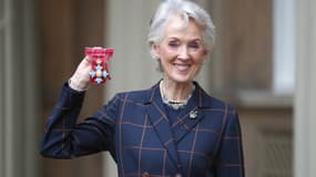 L'autrice britannique Joanna Trollope avec sa médaille de Commandeur de l'Ordre de l'Empire britannique (CBE) pour services rendus à la littérature à Londres, le 19 décembre 2019. 