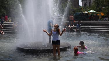 A New York, dimanche. La canicule ainsi que les violents orages et tempêtes qui se sont abattus sur l'est des Etats-Unis pendant trois jours, de vendredi à dimanche, ont fait 15 morts et privé de courant plus de trois millions de personnes. /Photo prise l