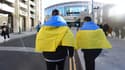 Des supporters anglais avec des drapeaux ukrainiens à Wembley, le 27 février 2022