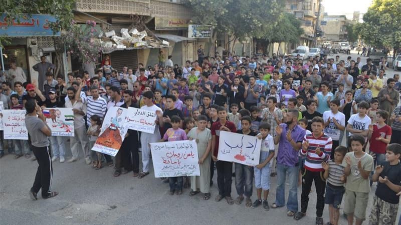 Manifestation anti-Bachar al Assad à Kafranbel, près d'Idlib, mardi. Dans un rapport fondé sur des témoignages recueillis en Syrie, Amnesty International indique que les forces du président syrien commettent des massacres de civils qui s'apparentent à des