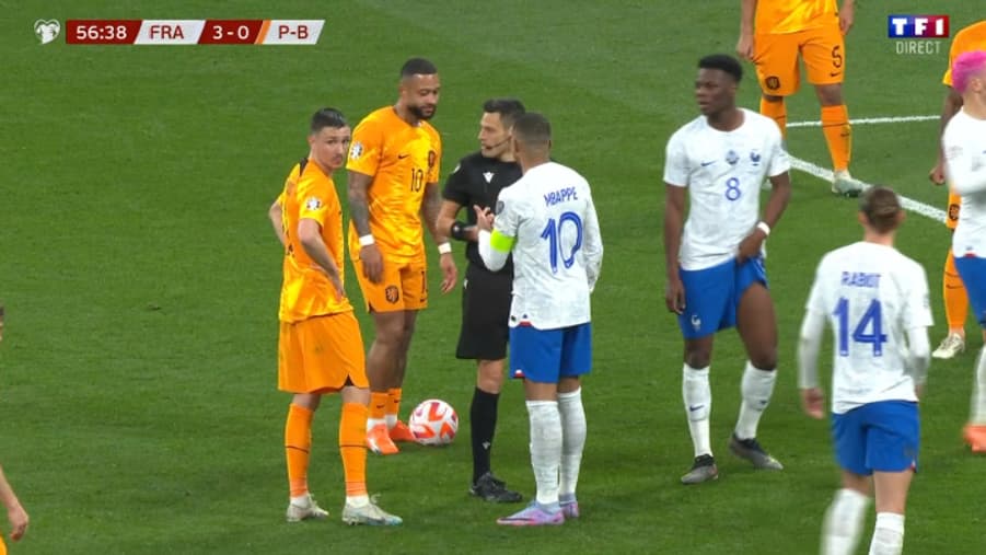 Kylian Mbappé échange avec l'arbitre de la rencontre après un coup franc accordé aux Pays-Bas Kylian Mbappé échange avec l'arbitre de la rencontre après un coup franc accordé aux Pays-Bas