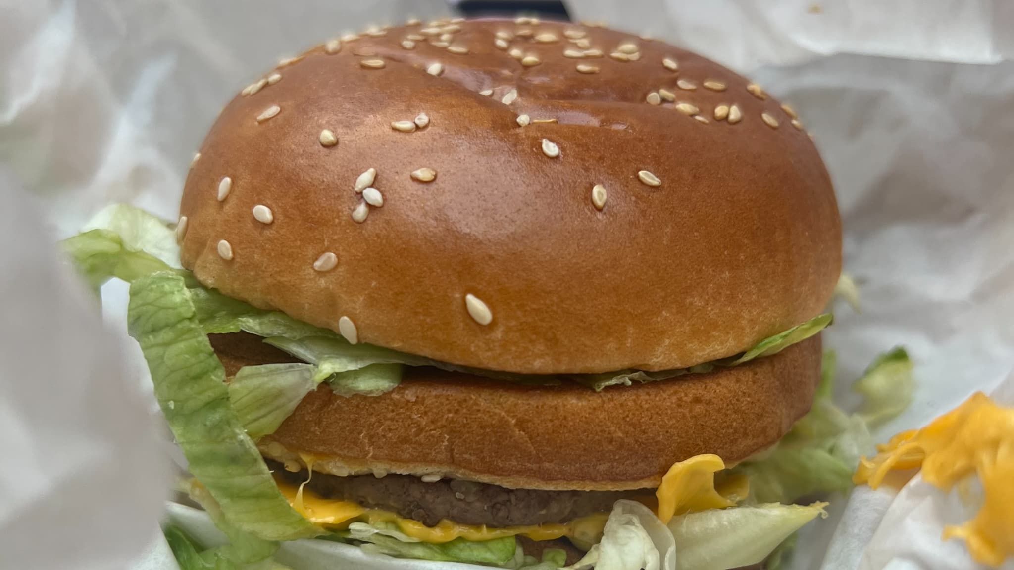 Le nouveau Big Mac qui sera servi dans les McDonald's dès cette semaine. Le nouveau Big Mac qui sera servi dans les McDonald's dès cette semaine.