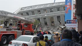 Un immeuble s'est effondré à la suite du séisme à Taïwan.