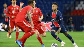 L'attaquant brésilien du Paris Saint-Germain, Neymar, face au défenseur autrichien du Bayern Munich, David Alaba, lors du quart de finale retour de la Ligue des Champions contre le Bayern Munich, le 13 avril 2021 au Parc des Princes