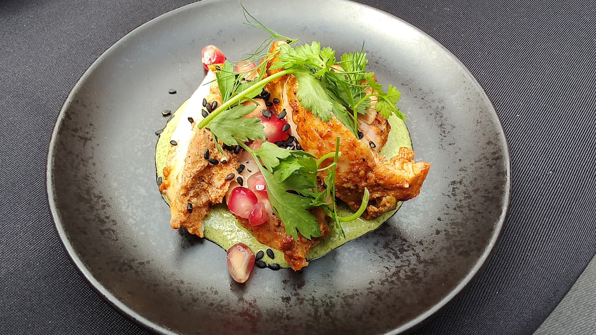 "Tandir de poulet", recette signature composée par le chef Akrame Benallal, qui sera servie au village olympique.