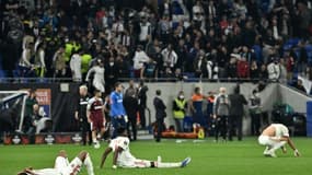 Les joueurs lyonnais effondrés après leur désillusion devant West Ham en Ligue Europa à Décines, le 14 avril 2022 