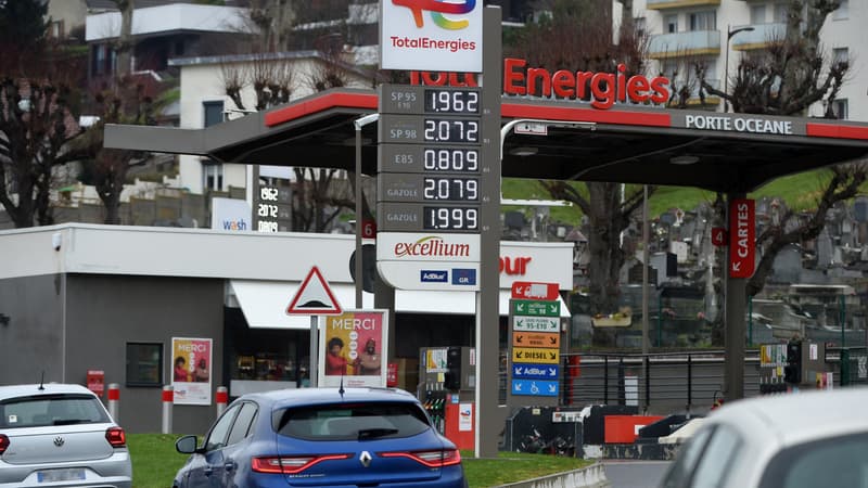 (Légende AFP/UK: a petrol station in Harfleur, near Le Havre, western France, on March 5, 2022) Avec des prix bien moins élevés à la pompe que les carburants traditionnels, le superéthanol E85 ou le GPL attirent l'oeil des automobilistes.