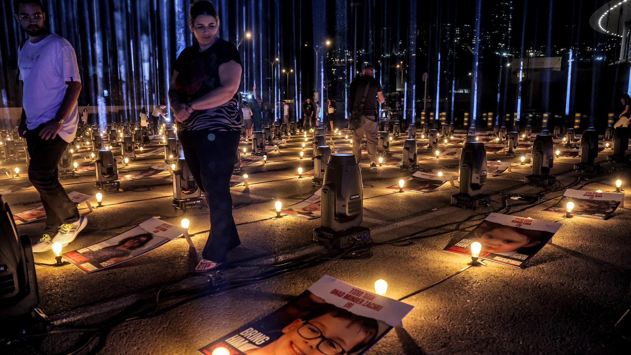 224 projecteurs de lumière en hommage aux otages du Hamas, à Jérusalem, en Israël, le 26 octobre 2023