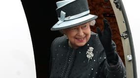 La reine Elizabeth II embarque dans un avion à l'aéroport militaire de Celle, en Basse-Saxe, le 26 juin 2015