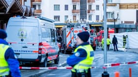Des policiers suisses sur le site de l'incendie qui a ravagé le bar Le Constellation à Crans-Montana le 1er janvier 2026.