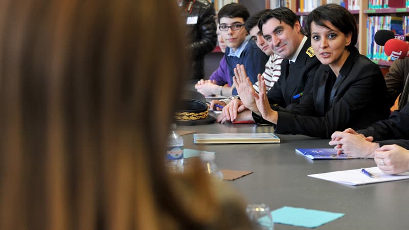 La ministre de l'Education, Najat Vallaud-Belkacem, en visite au lycée Blaise Pascal de Châteauroux, après l'agression d'un lycéen qui posté sur Facebook des messages de "tolérance et de laïcité" après l'attentat contre Charlie Hebdo.