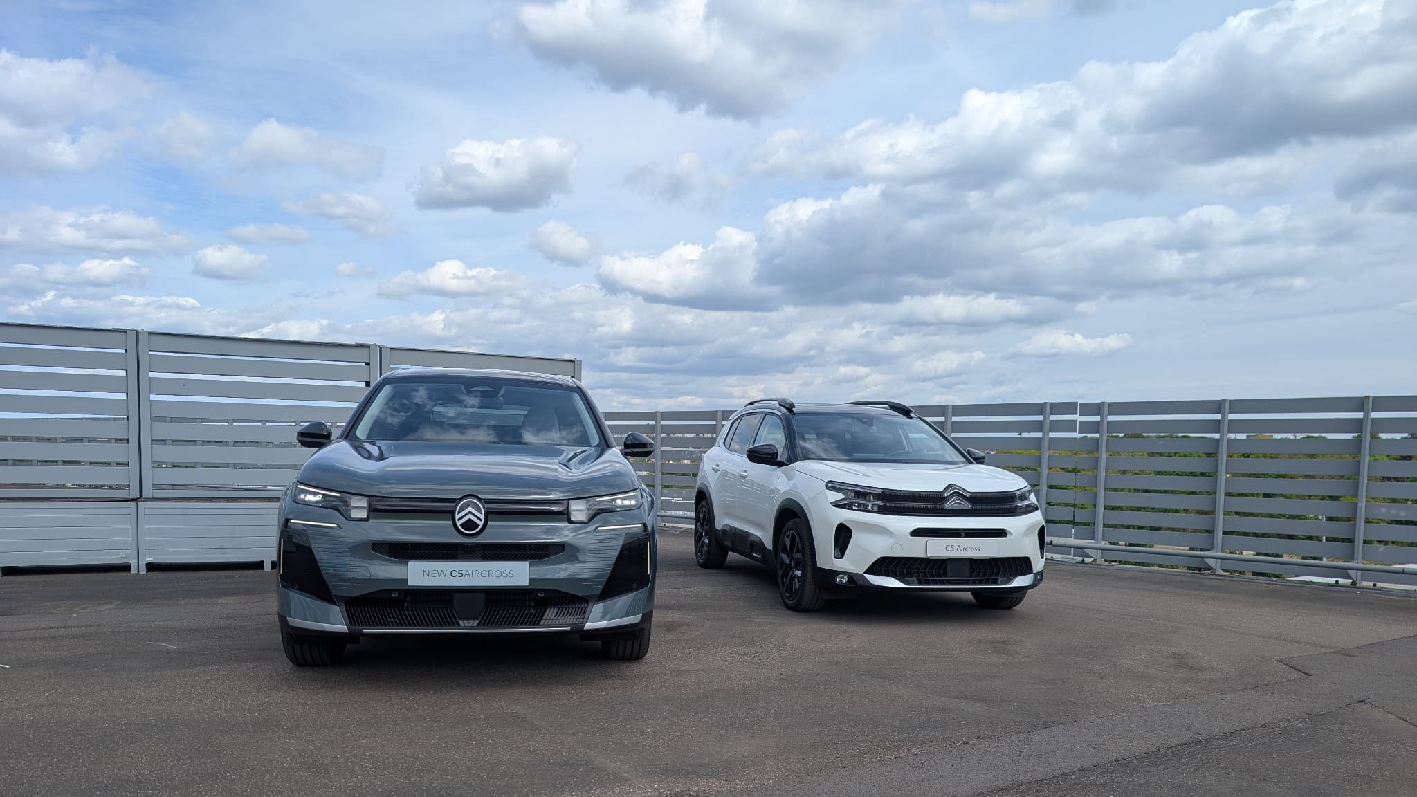 The two generations of Citroën C5 Aircross (the gray, the 2nd generation and the white, the first).