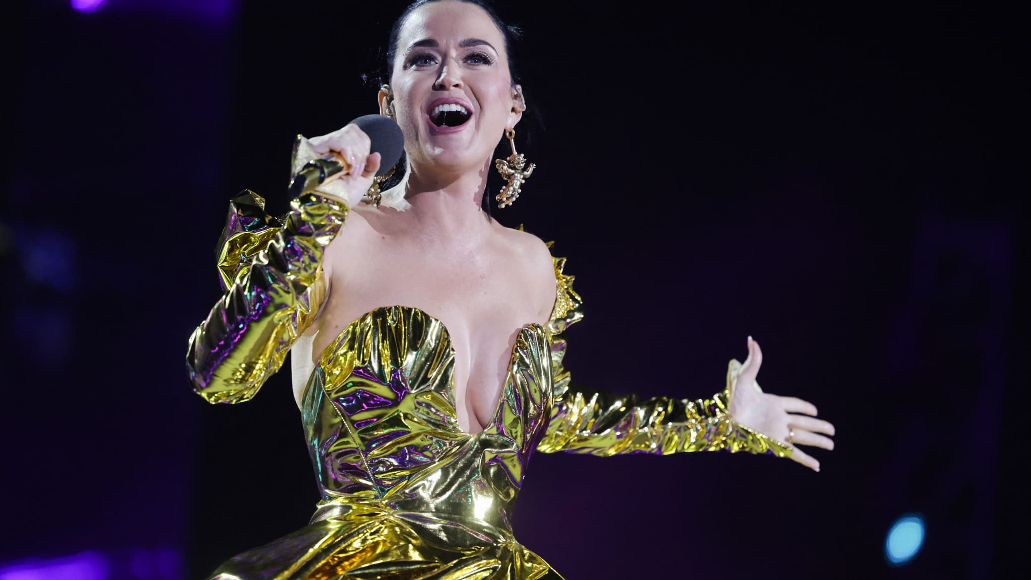 Katy Perry interprétant son tube Roar, sur la scène du concert du couronnement, le 7 mai.