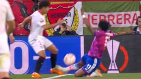 Le gros tacle de Cuadrado sur Torres à l'entrée de la surface lors de Séville-Juve, le 18 mai 2023.