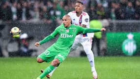 Elle a pourtant été torrentielle et discontinue, mais la pluie n’a pas réussi à éteindre les braises allumées en tribunes. Le 123e derby de l’histoire entre Saint-Etienne et Lyon s’est déroulé dans un Chaudron bouillant, ce dimanche, en clôture de la 9e journée de Ligue 1. Et le spectacle a été à la hauteur de l’ambiance. Jusqu’au bout. Sur une pelouse détrempée, les deux équipes ont proposé un jeu offensif, avec pas mal de déchet mais de réelles intentions. 
Au terme de ce duel séduisant, les frères ennemis se sont séparés sur un score de parité (1-1). Les Gones ont d’abord fait la différence grâce à une inspiration d’Houssem Aouar. Bien servi par Lucas Paqueta, le milieu de terrain de l’OL a profité de l’espace laissé par Harold Moukoudi pour tromper Étienne Green (42e). Un but que le natif de Lyon a célébré d’un air chambreur, en invitant Geoffroy-Guichard à se rassoir. 
Quatre buts refusés pour hors-jeu
Mais le public stéphanois est resté debout, en craquant de nombreux fumigènes, pour finir par exulter dans le temps additionnel. Après une main de Jason Denayer dans la surface, Wahbi Khazri a égalisé en transformant son penalty avec sang-froid. De quoi offrir un point ultra-précieux à son équipe. Au final, le duel entre voisins n’a accouché que deux buts. Enfin deux buts validés par les arbitres. Car les filets ont tremblé bien plus souvent dans le Forez. 
Les Lyonnais se sont vus refuser trois buts, inscrits par Aouar, Shaqiri et Toko-Ekambi, pour des positions hors-jeu. Khazri a connu le même sort. L’attaquant des Verts s’était également signalé par son énorme raté en début de rencontre. Seul face au but vide, l’attaquant tunisien avait envoyé sa tête sur le poteau alors qu’Anthony Lopes était au sol. Le jeune Lucas Gourna-Douath (18 ans) a lui touché la barre en fin de match. 
Lopes exclu en fin de match
Ce festival d’occasion (18 tirs pour Saint-Etienne, 15 pour Lyon) s’est conclu par une fin de match à onze contre dix. L’OL a terminé la rencontre en infériorité numérique après l’exclusion logique de Lopes, qui a empêché Denis Bouanga d’égaliser en détournant le ballon de la main hors de sa surface (74e). De quoi mettre les siens sous pression dans cette affiche musclée, à l’image des frictions qui ont eu lieu lorsque Kolodziejczak a mis son doigt dans l’œil de Paqueta ou que Khazri a heurté le visage de Lopes avec sa chaussure. 
Avec ce partage des points, l’OL reste 10e du classement et manque l’occasion de prendre la 5e place devant l’OM (qui compte un match en moins). Les Verts, eux, restent derniers du classement. Toujours à la recherche de leur premier succès de la saison. Mais le penalty de Khazri leur a permis de quitter le terrain la tête haute, après une belle communion avec leurs supporters. 

