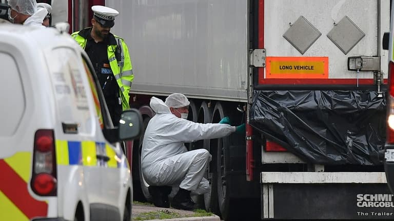 Des membres de la police scientifique britannique inspecte le camion charnier où 39 migrants vietnamiens ont trouvé la mort, le 23 octobre 2019 à Grays (Royaume-Uni) Des membres de la police scientifique britannique inspecte le camion charnier où 39 migrants vietnamiens ont trouvé la mort, le 23 octobre 2019 à Grays (Royaume-Uni)