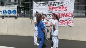 Des infirmières et aides-soignantes de l'hôpital de la Croix-Rousse de Lyon (Rhône), en grève le samedi 3 mai 2025.