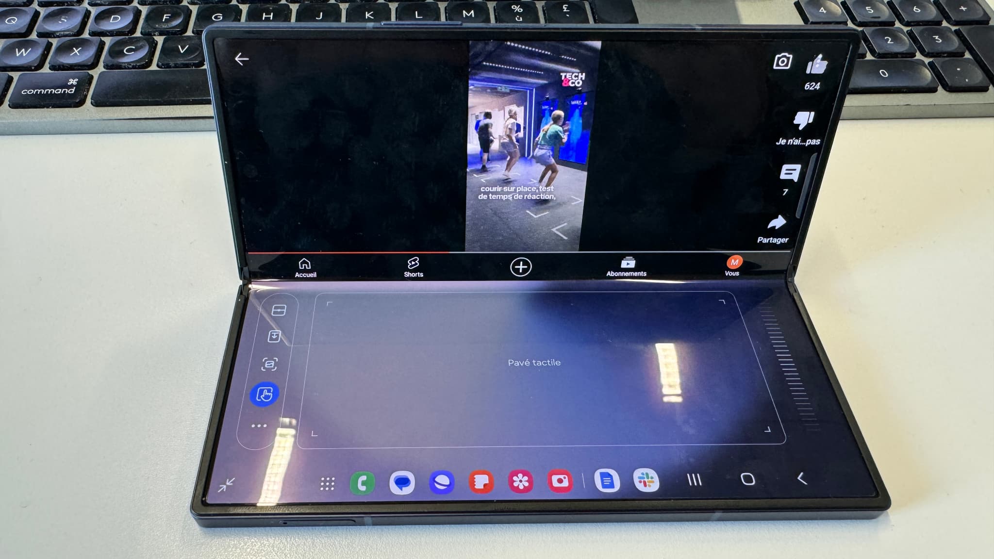 Le Samsung Galaxy Z Fold 6 peut se mettre à 90° avec, sur l'écran du bas, un clavier virtuel pour taper ou un pavé tactile pour naviguer sur l'écran du haut
