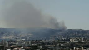 Un incendie s'est déclaré sur les collines au-dessus des Pennes-Mirabeau ce mercredi 26 juillet à 16h30.