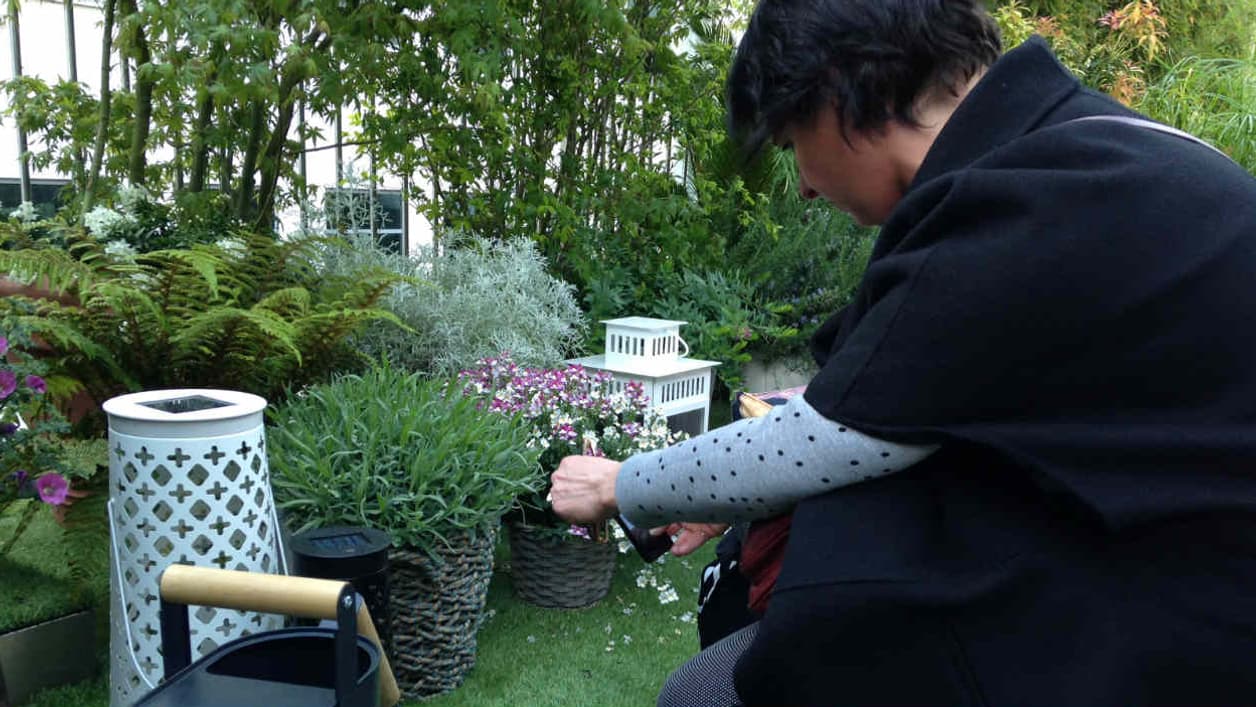 La designer Hélène Veilleux en plein repérage de matière, ici un cache-pot tressé, à la Milan Design Week 2016. La designer Hélène Veilleux en plein repérage de matière, ici un cache-pot tressé, à la Milan Design Week 2016.
